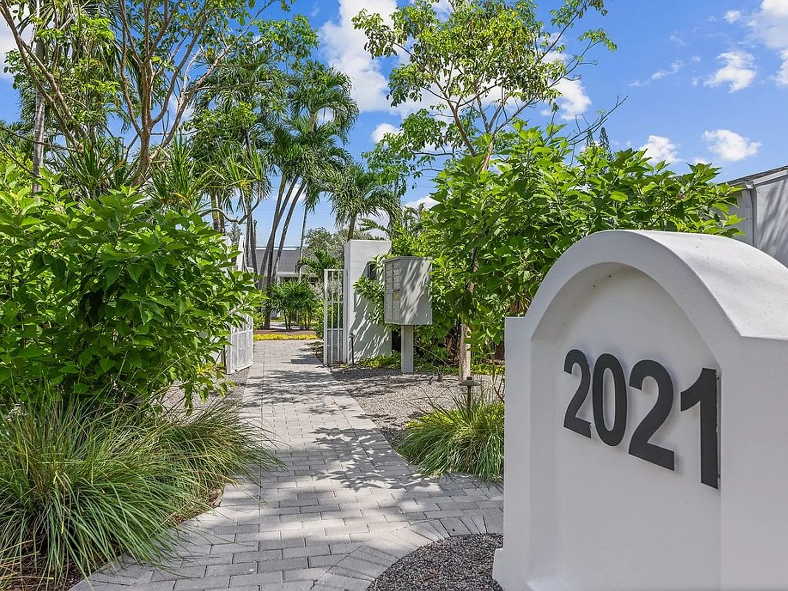 2021 Plunkett St Hollywood, FL 33020 — Photo 2