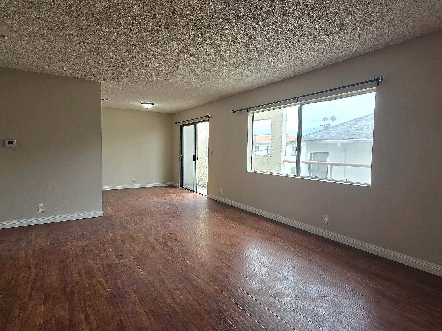 209 W Grand Ave — Photo 4