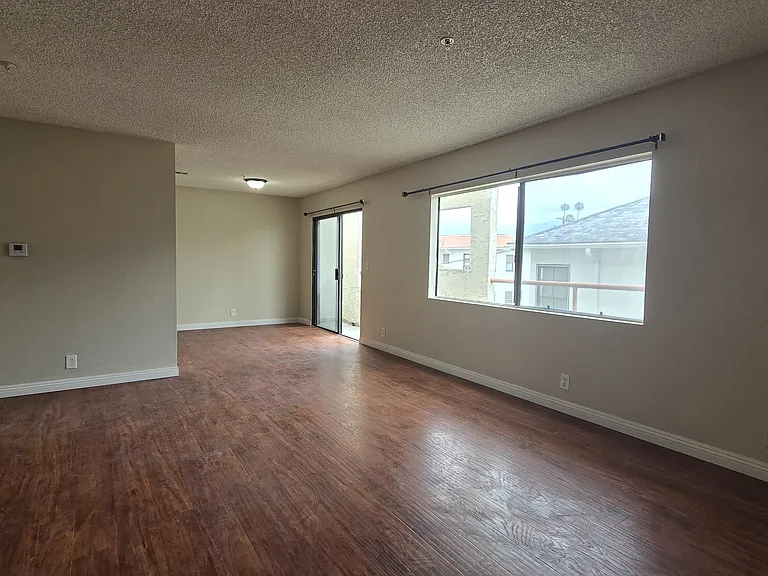 209 W Grand Ave #4 — Photo 4