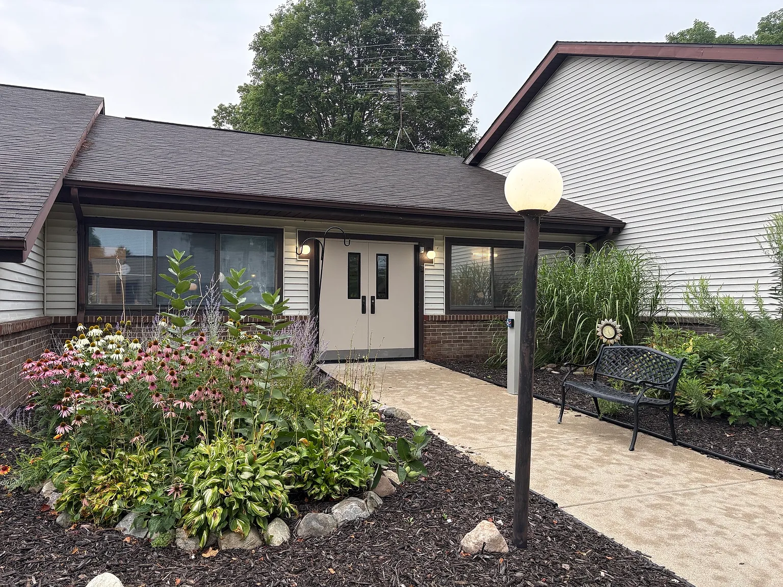 Sunset Cove Apartments — Photo 2
