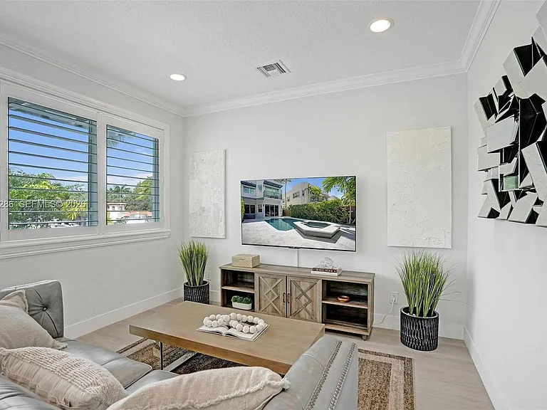 453 SW 5th Ave — Photo 42