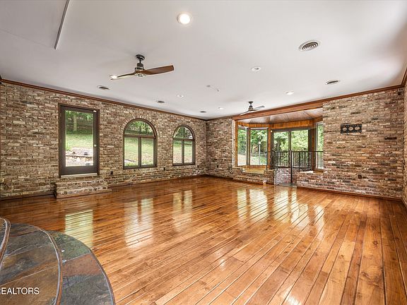 18th image of 3521 Montlake Dr