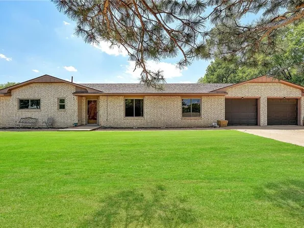 619 N Sheb Wooley Ave, Erick, OK 73645