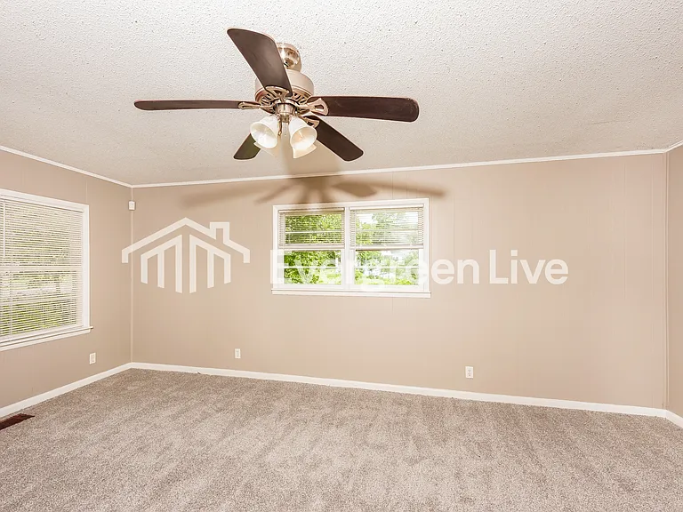 1635 Cherry Ave — Photo 12