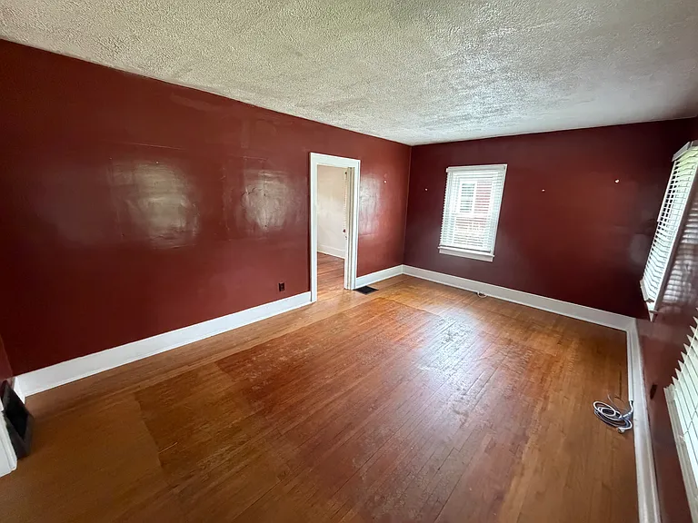 133 Foster Ave — Photo 4