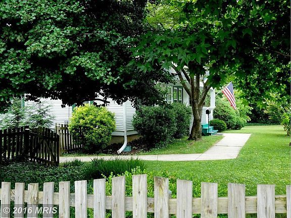 Picket Fence Around Front Yard