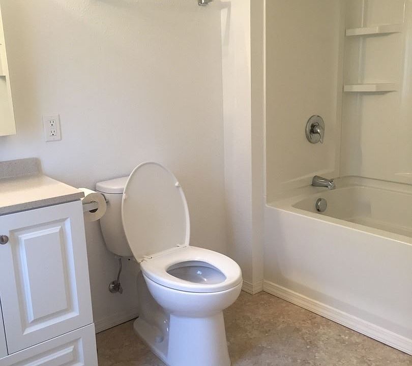 2nd image of 517 N Elm St