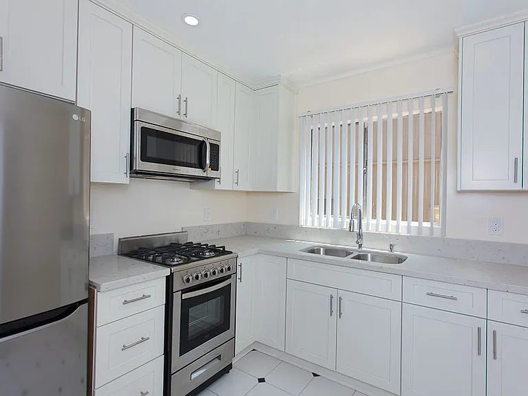 255 S Madison Ave — Photo 8