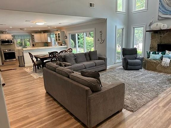 5th image of 65 Crooked Pond Dr