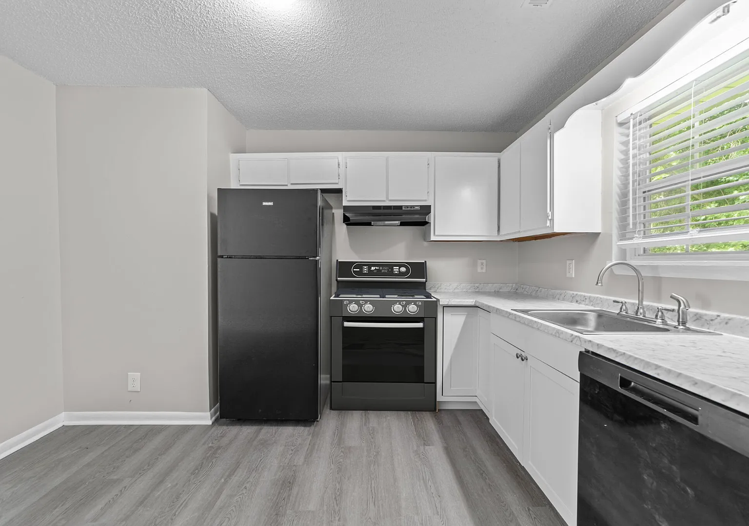 Roberts Lane Apartments — Photo 1