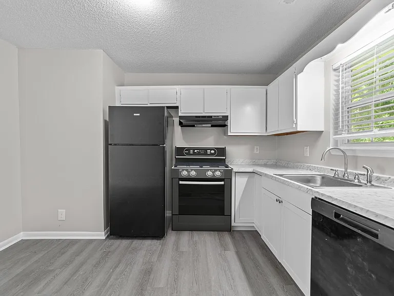 Roberts Lane Apartments — Photo 1