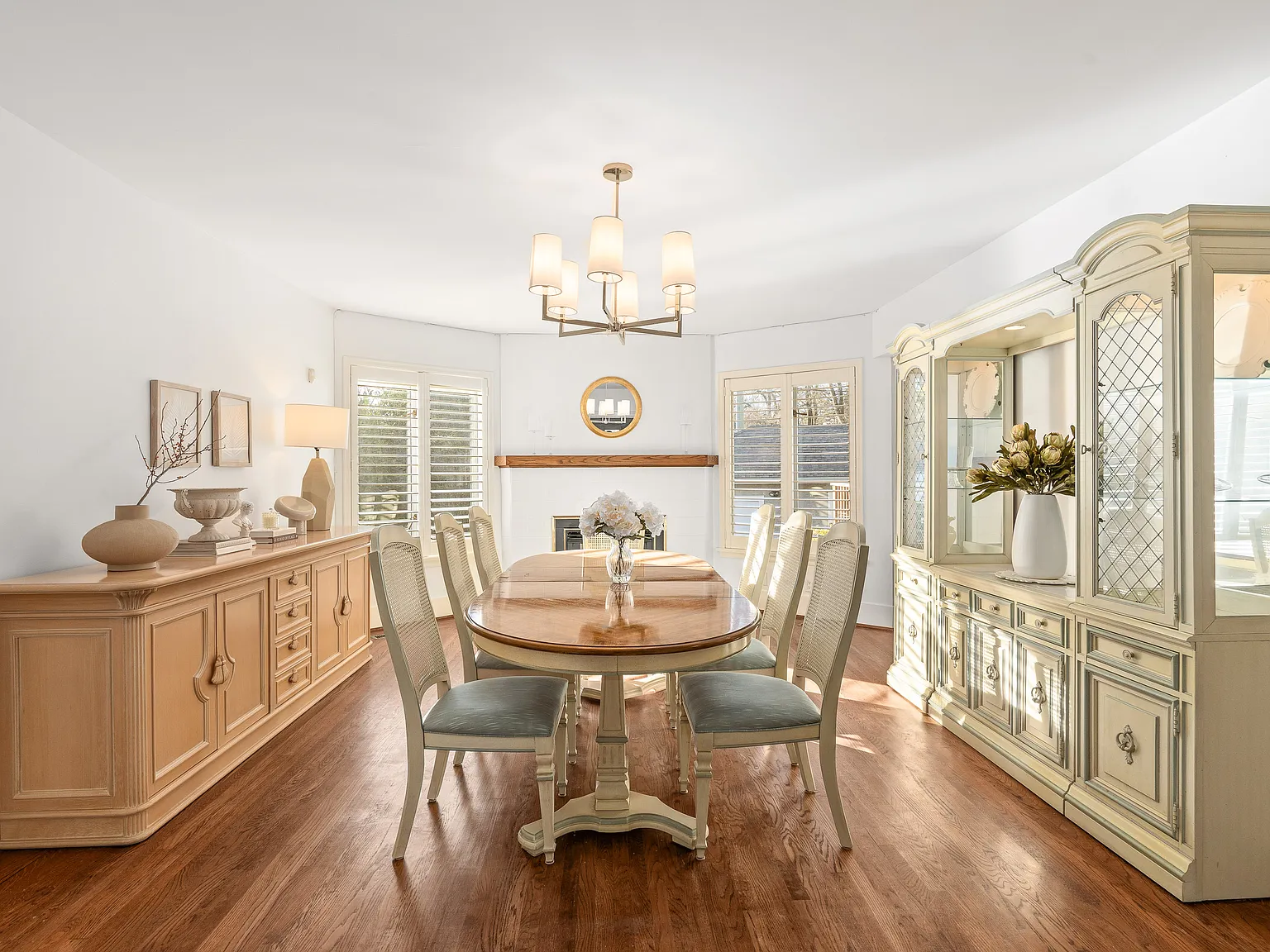 5 bed, 3697 sqft, $8,500 — Photo 3