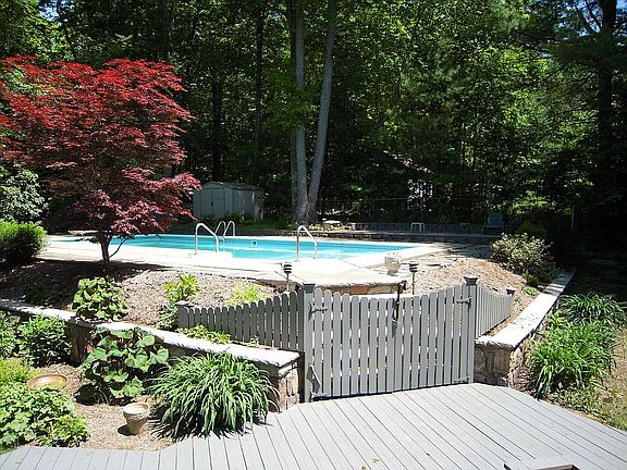 Secluded in-ground pool - like being on vacation!