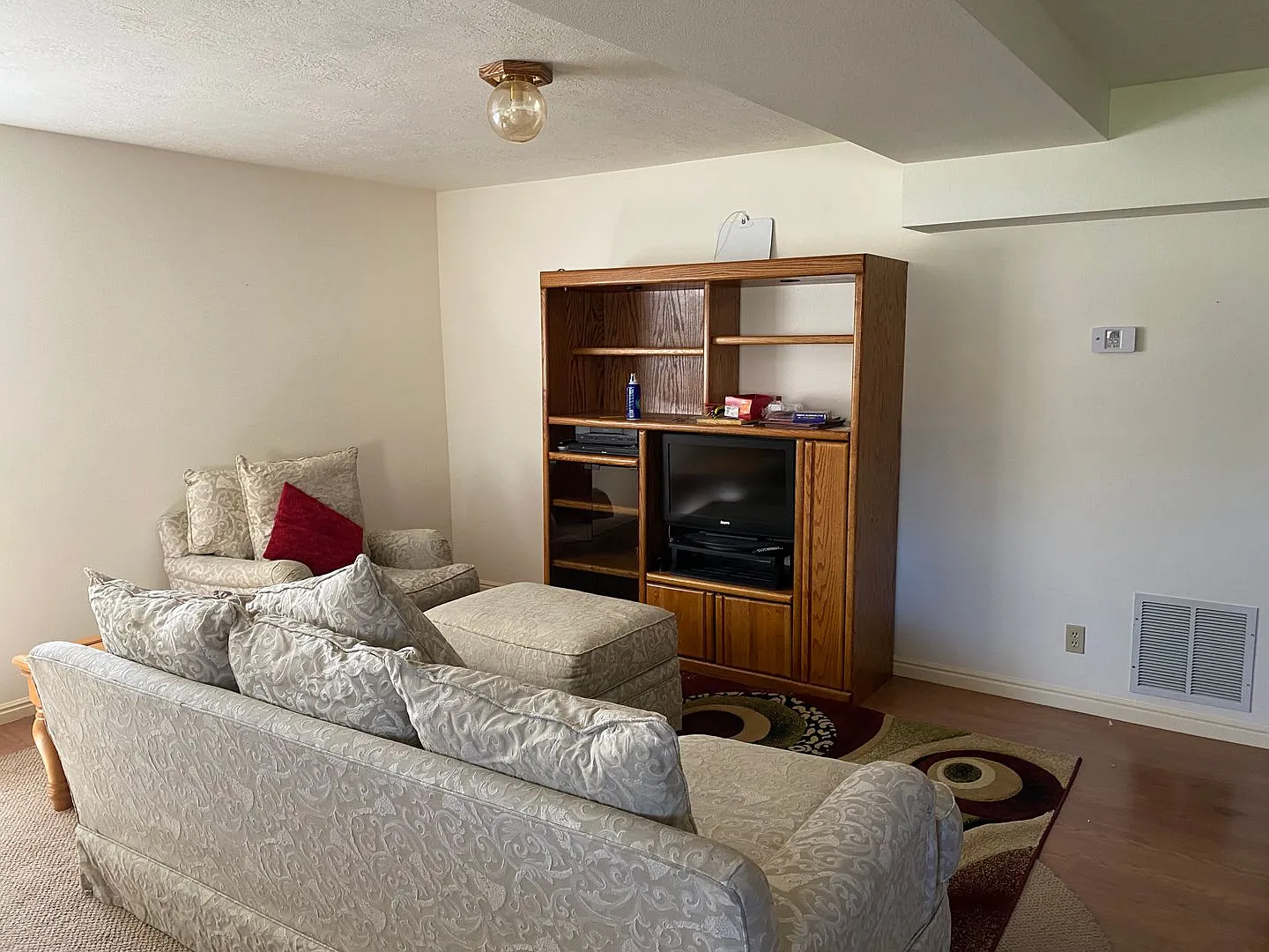 Cozy 2 Bedroom Lower Apartment - Utilities Included — Photo 4