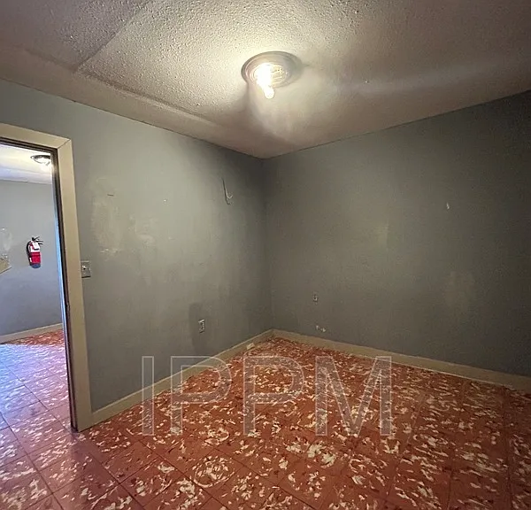 351 E Saint Charles St — Photo 4