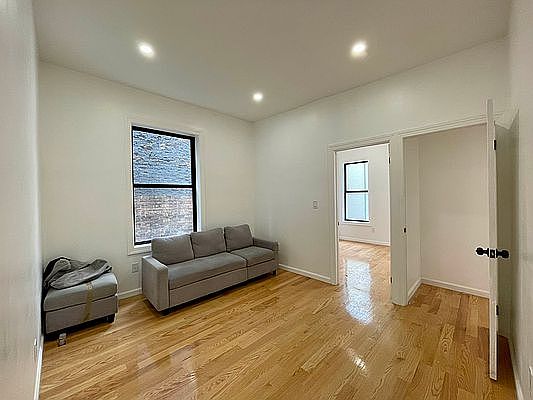 3rd image of 515 W 175th St APT 16