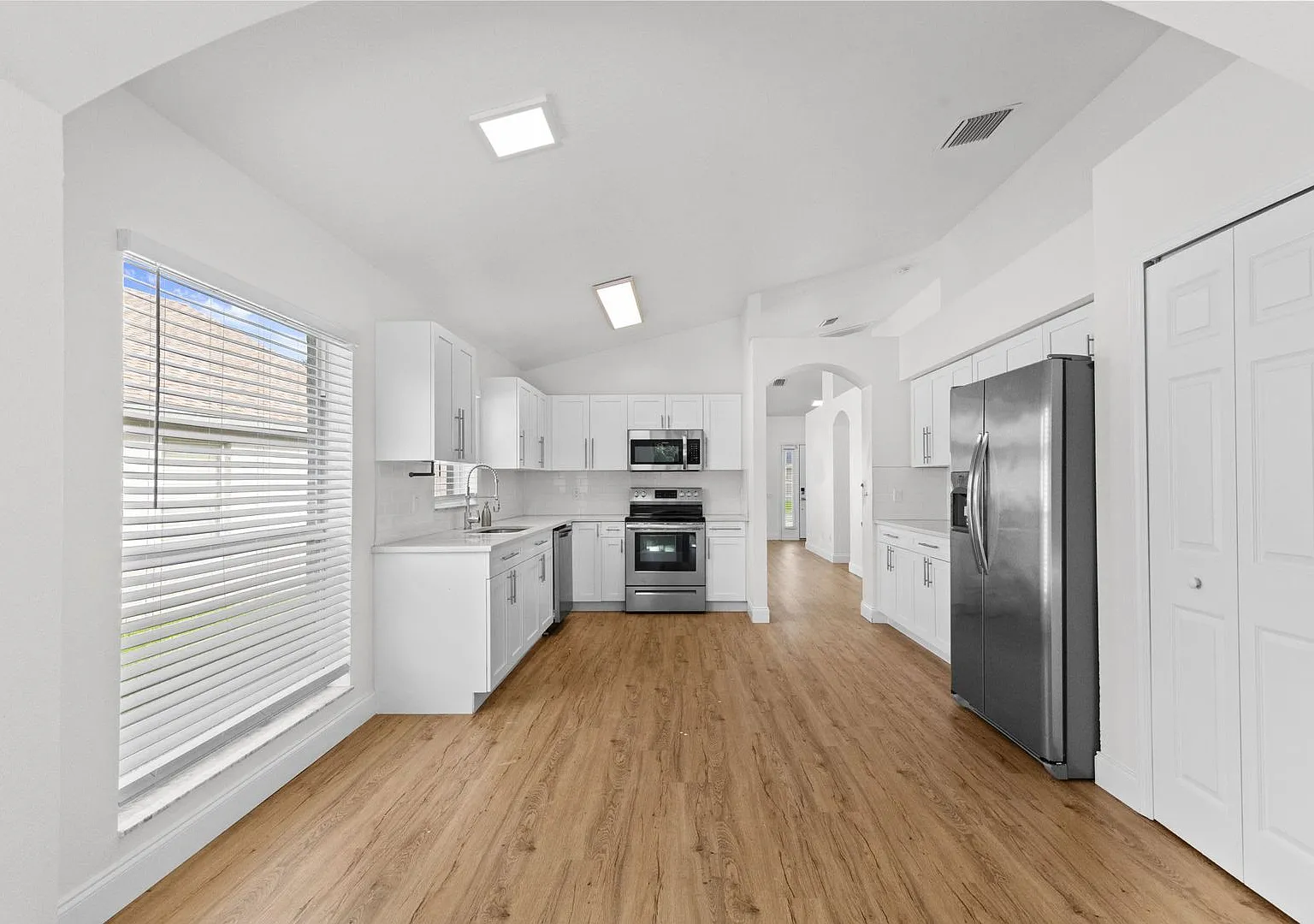 4 Bedroom home located in Riverview — Photo 4