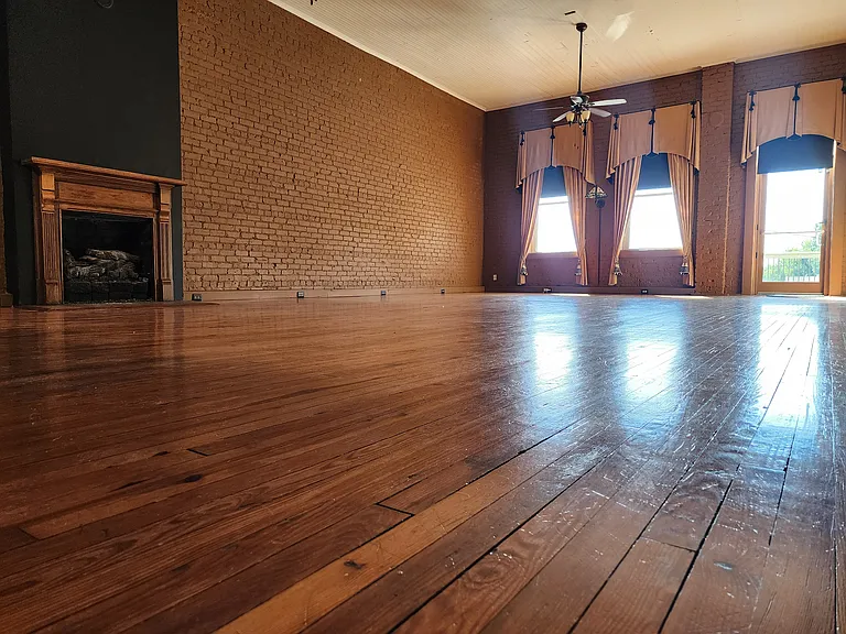 135 W Union St — Photo 4