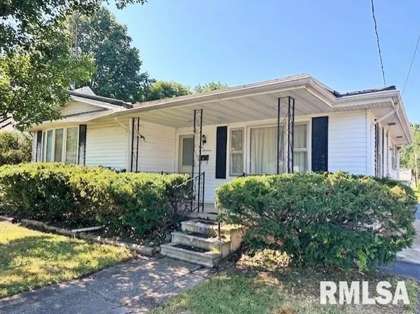 913 E Elm St, Taylorville, IL 62568