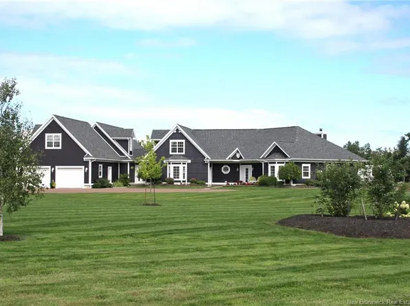 46 Leonce St, Beaubassin East, NB E4P 9C7
