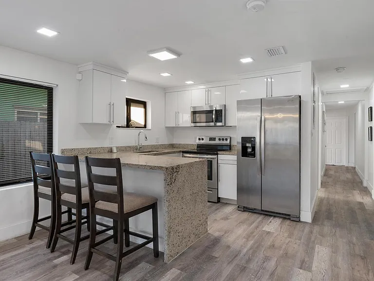 836 SW 13th Ct — Photo 3