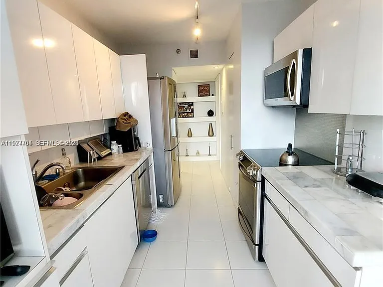 1000 W Island Blvd #508 — Photo 3