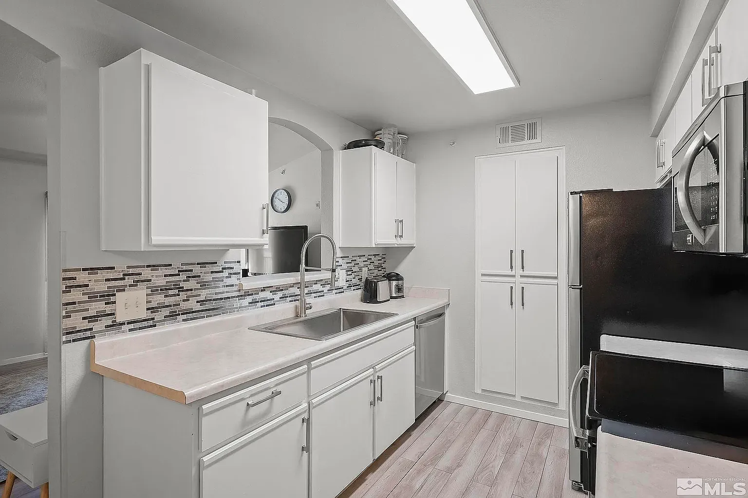 3 bed, 1114 sqft, $2,300 — Photo 2