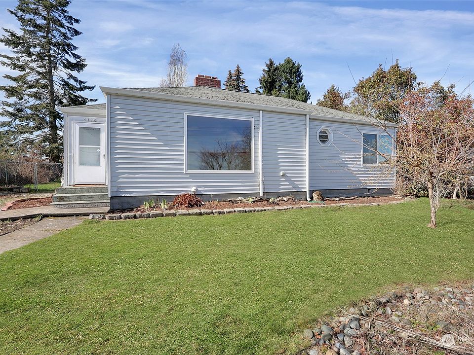 Huge front yard with concrete walkways and RV hook up/parking on the right side!>