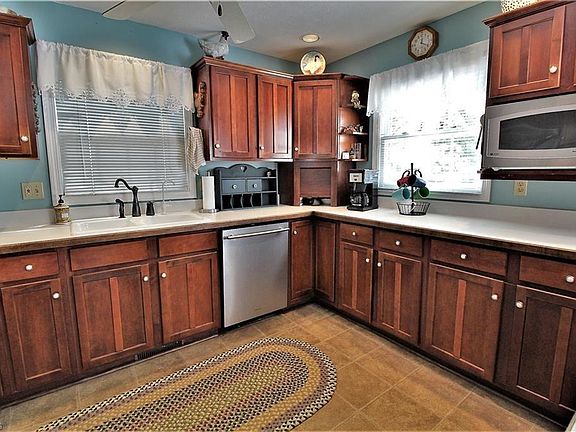 5th image of 3408 Montrose Ave