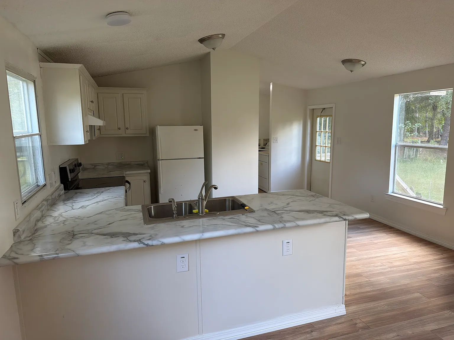 9109 Travis Ave — Photo 2