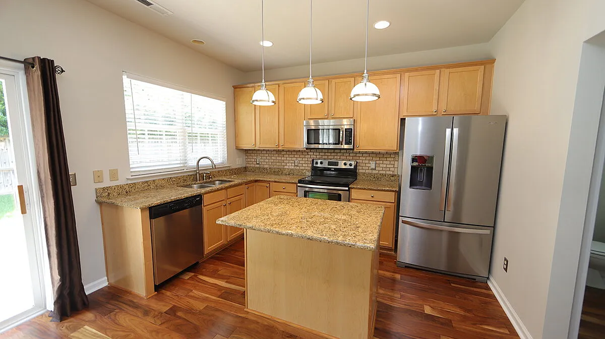4 bed, 2.5 bath, 2014 sqft, $2,695 — Photo 3
