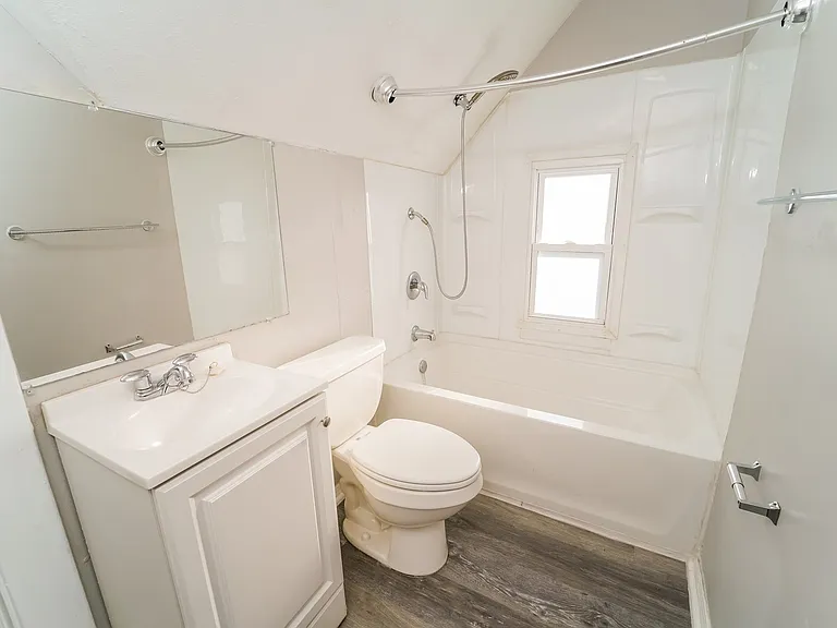 921584_023_main_bathroom_13421631.jpg