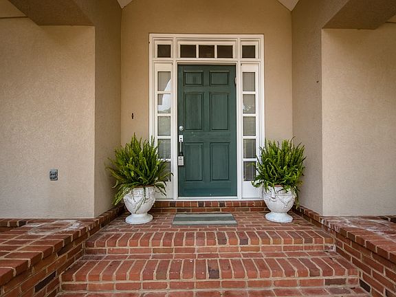 3rd image of 2 Crestwood Cir