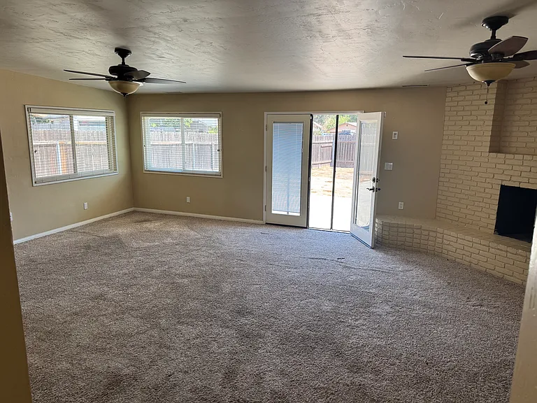 1877 Honeysuckle Ln — Photo 6