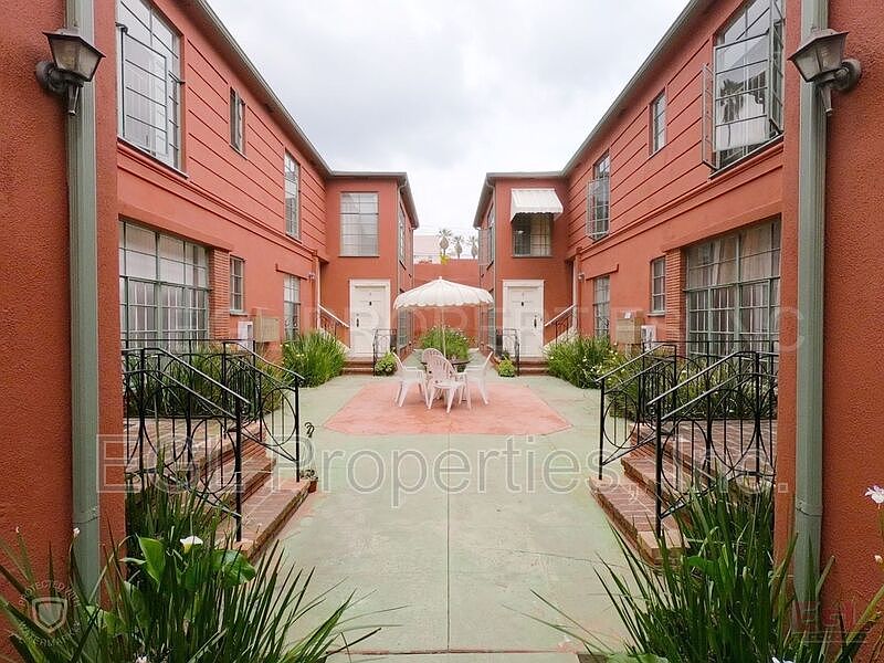 2nd image of 1831 N Harvard Blvd APT 6