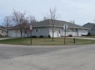 204 6th St E, Newhall, IA 52315