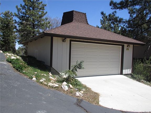2nd image of 979 Deer Trail Ln