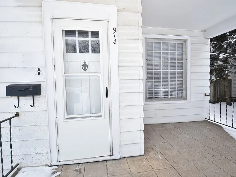 913 E Washington St — Photo 2