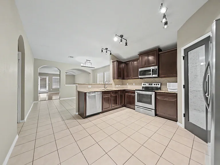 4907 Bayer Hollow Dr — Photo 3