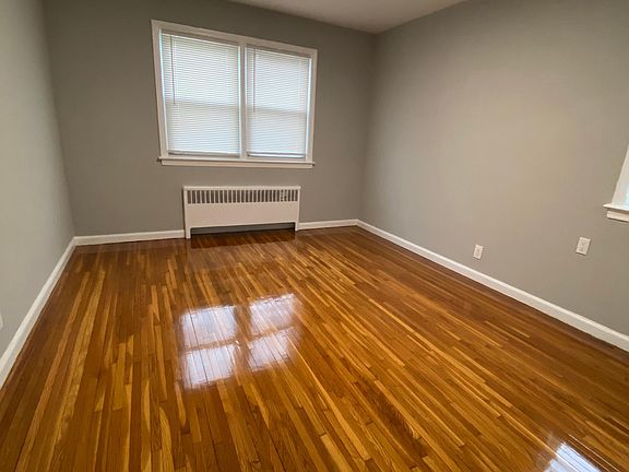4th image of 242 E Broadway
