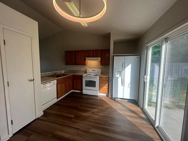 3 bed, 2.0 bath, 1180 sqft, $2,200 — Photo 4
