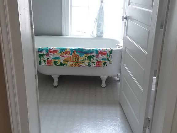 Bathroom, toilet behind door