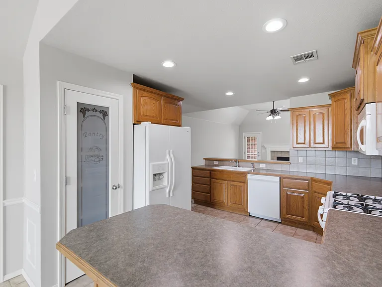Kitchen and Breakfast Bar