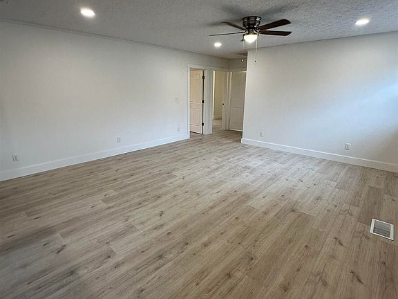 4th image of 11489 E Main St