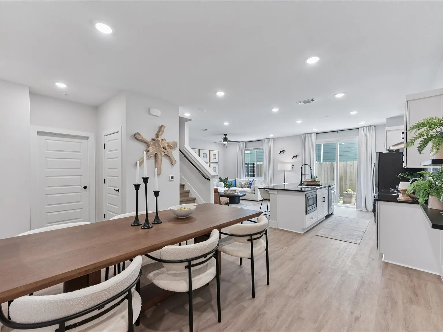 3 bed, 2.5 bath, 1748 sqft, $2,523 — Photo 3