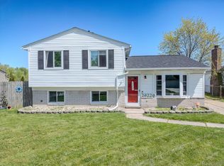 29229 Cambridge St, Flat Rock, MI 48134
