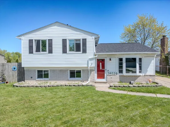 29229 Cambridge St, Flat Rock, MI 48134