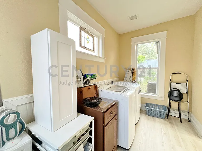 828 W 8th St — Photo 15