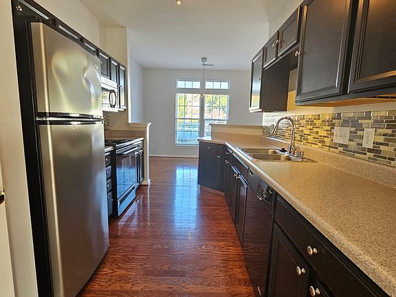 5th image of 223 Spring Crossing Cir #1