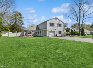 169 Serpentine Ln, Islandia, NY 11749